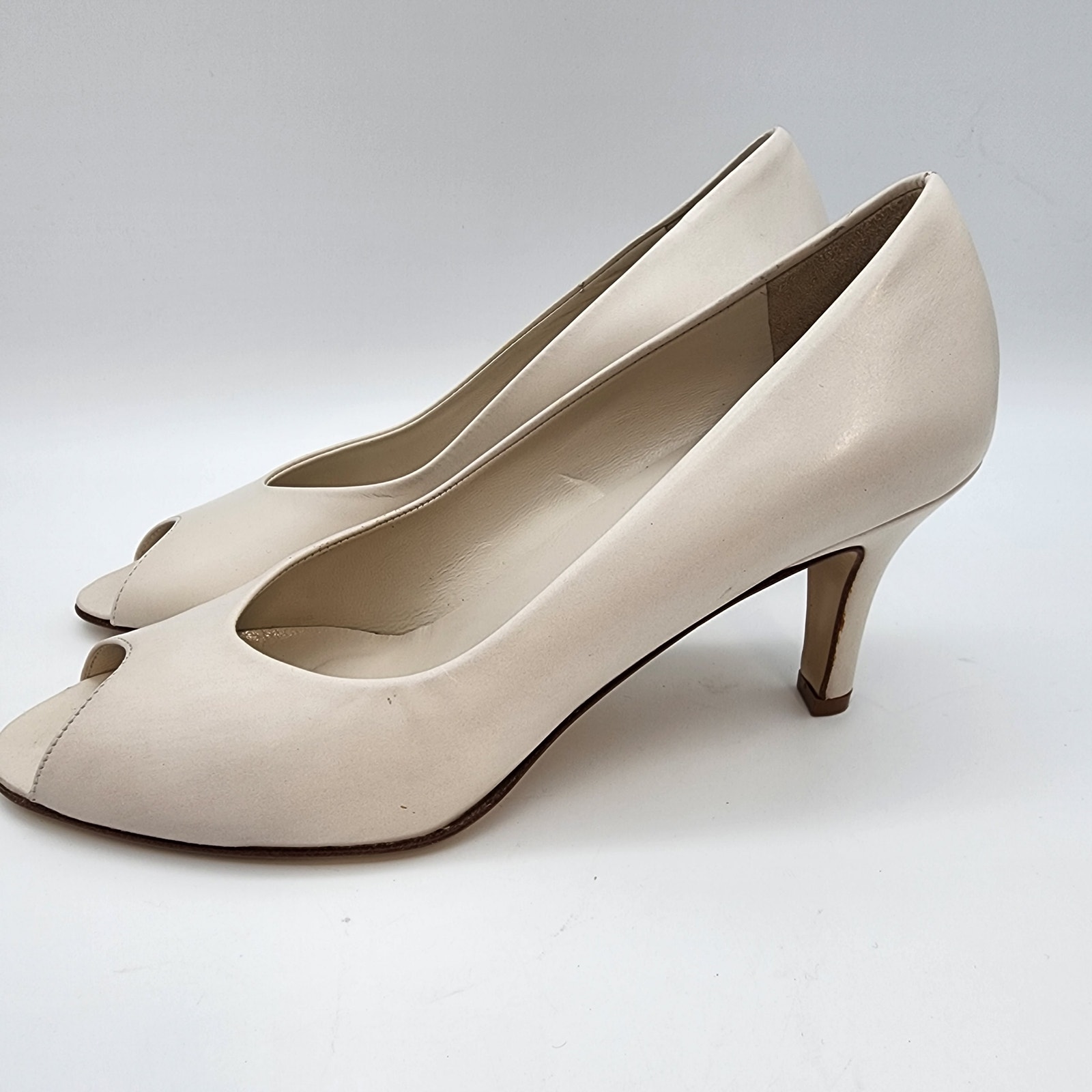 Rangoni Peep Toe Leather Pumps Size 6.5b Cream Slip On Casual Neutral Designer